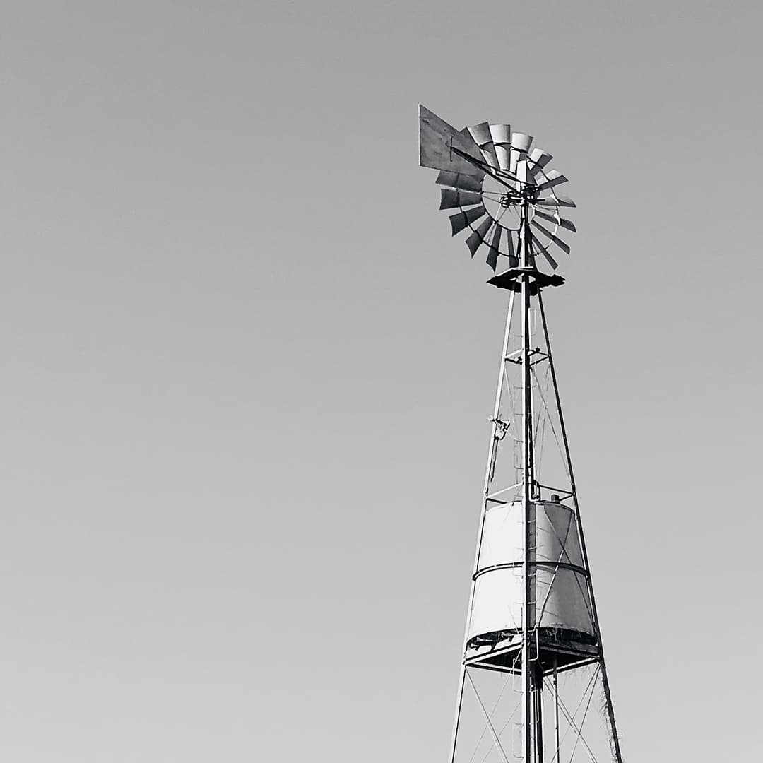 Molino de viento en el campo argentino, origen del nombre Del Molino
