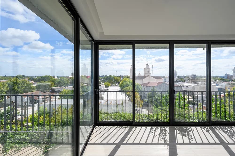 Vista interior con salida a balcón del Edificio Del Molino IV